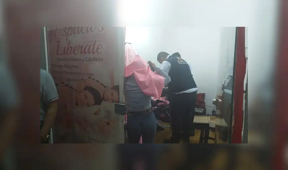 Dentro del local se encontró a una mujer de 25 años, quien dijo ser trabajadora hace dos meses. Ella no quiso dar el nombre del supuesto dueño. (Foto: Municipalidad de Surco)