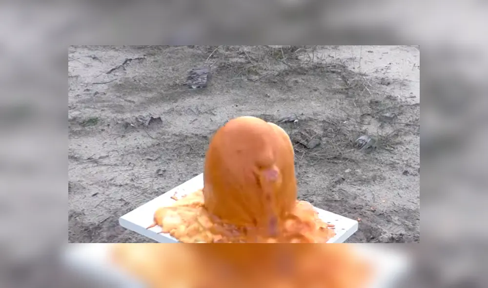 Desliza hacia la izquierda para ver el resultado de combinar Coca Cola con abundantes Mentos. Desliza hacia la izquierda para ver el resultado de combinar Coca Cola con abundantes Mentos.