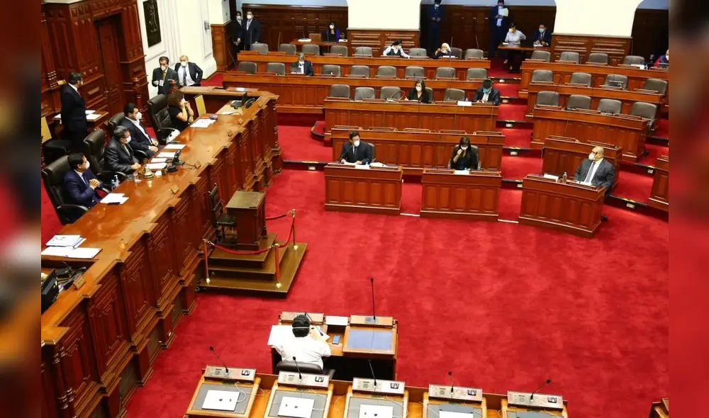 Zeballos, Alva y Castañeda, junto a Nelson Shack, participando en el análisis de un proyecto para fortalecer a la Contraloría, en el marco del control concurrente solicitado por el Ejecutivo. Foto: PCM.