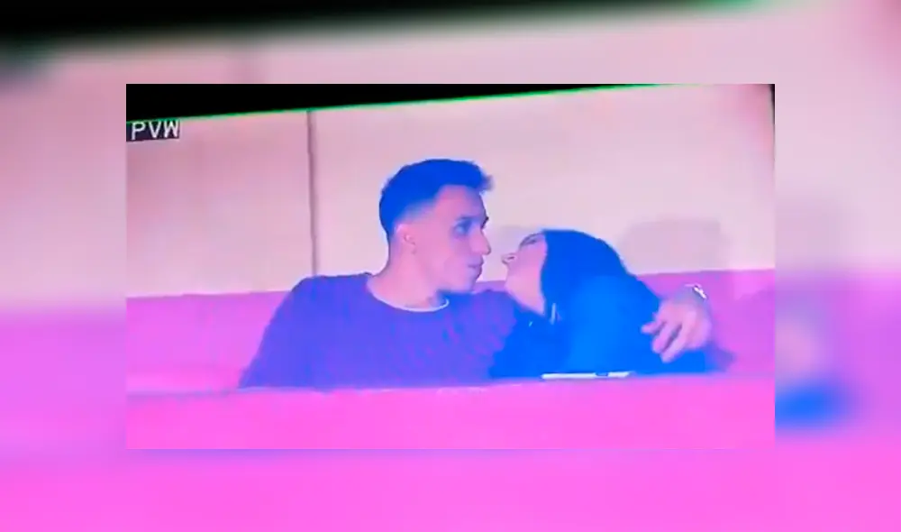 Una pareja fue captada en pleno acto sexual durante un partido de fútbol. Una pareja fue captada en pleno acto sexual durante un partido de fútbol.