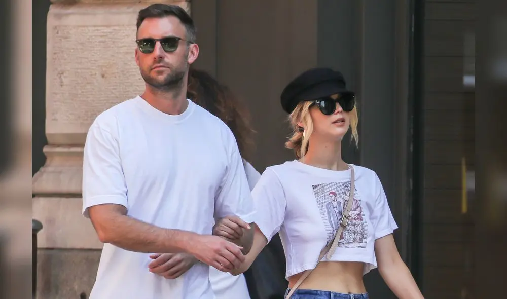 Jennifer Lawrence fue captada gestionando los  papeles para su matrimonio