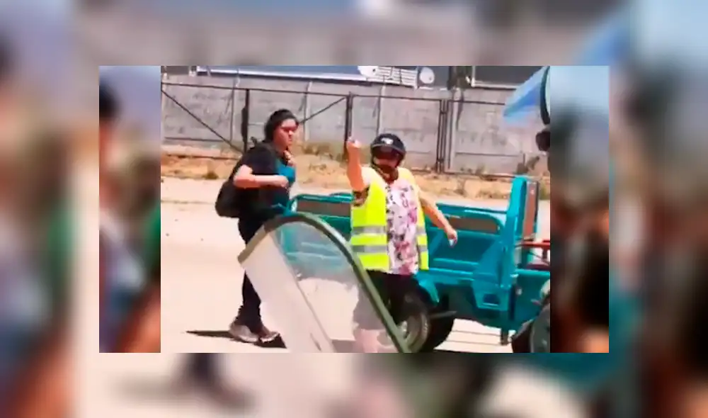 La peculiar conducta de la mamá en plena protesta pacífica de un grupo de jóvenes se ha hecho viral en Facebook y YouTube.