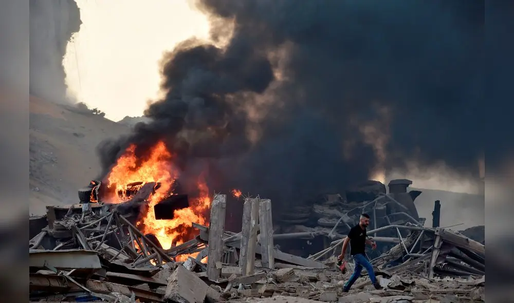 Nbeirut (Lebanon), 04/08/2020.- A person walks amid debris at the site of explosion at the Beirut Port, Beirut, Lebanon, 04 August 2020. According to reports, several people have been injured and large area badly damaged while the cause of the explosion is not yet known. (Líbano) EFE/EPA/WAEL HAMZEH
Nbeirut (Lebanon), 04/08/2020.- A person walks amid debris at the site of explosion at the Beirut Port, Beirut, Lebanon, 04 August 2020. According to reports, several people have been injured and large area badly damaged while the cause of the explosion is not yet known. (Líbano) EFE/EPA/WAEL HAMZEH