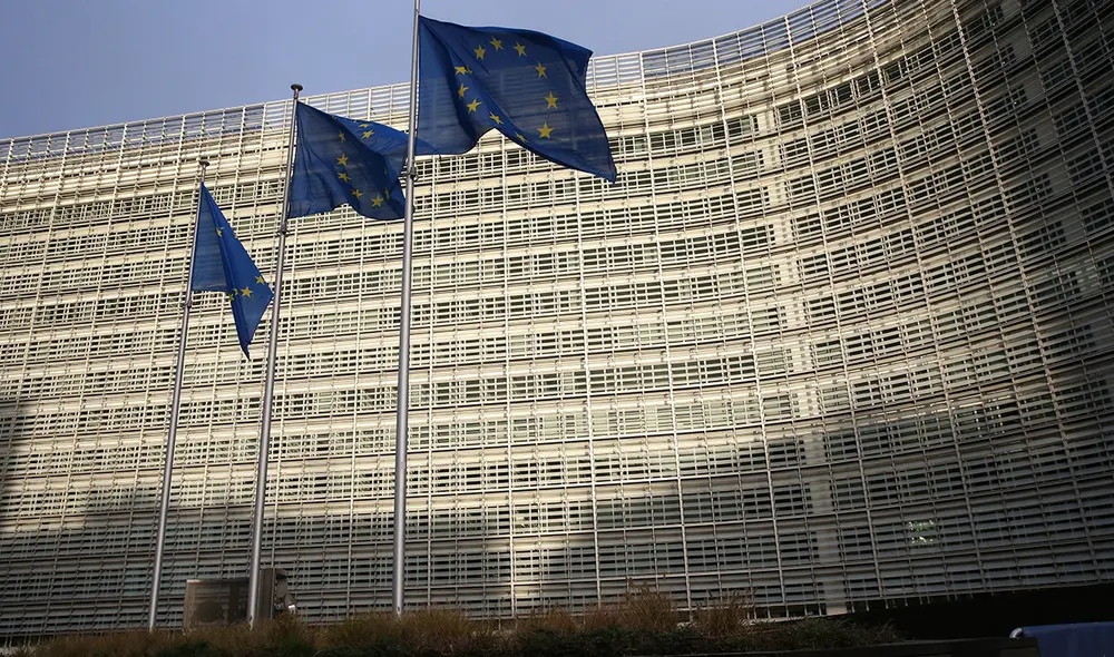 Banderas de la Unión Europea ondeando fuera de la sede de la Comisión Europea en Bruselas. Foto: AFP Banderas de la Unión Europea ondeando fuera de la sede de la Comisión Europea en Bruselas. Foto: AFP