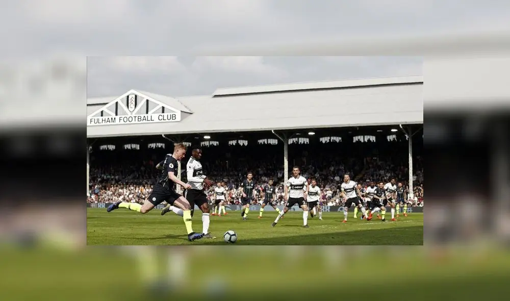 Algunas de las tribunas del estadio del Fulham están hechas de madera. Foto: AFP.