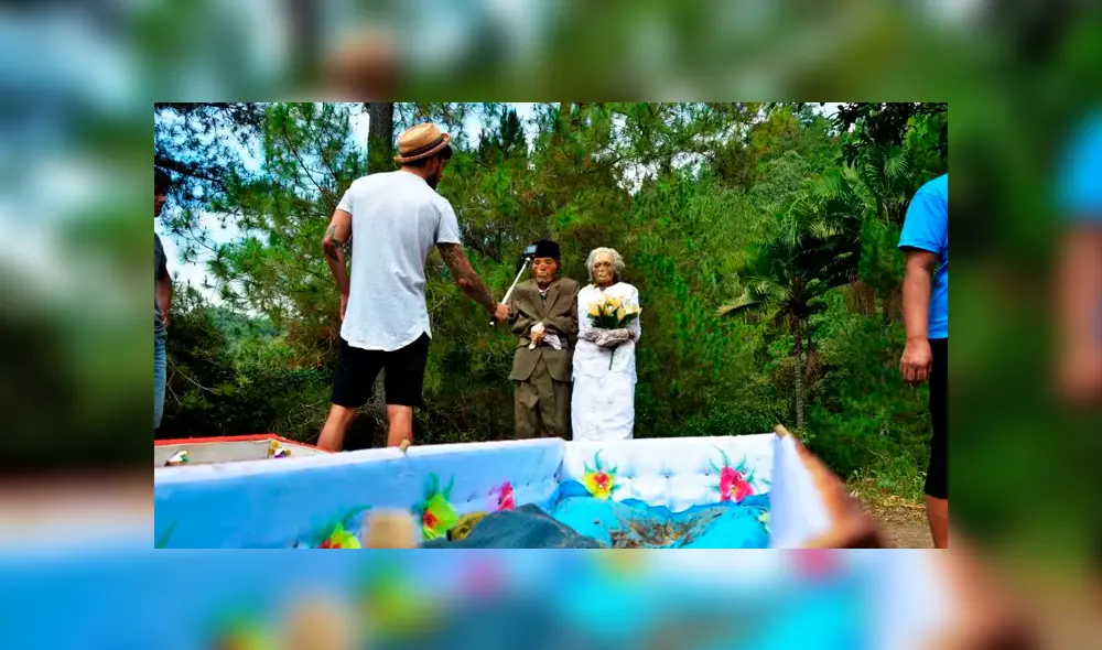 Tribu desentierra los cadáveres de sus seres queridos, los peinan y posan juntos para fotos familiares 