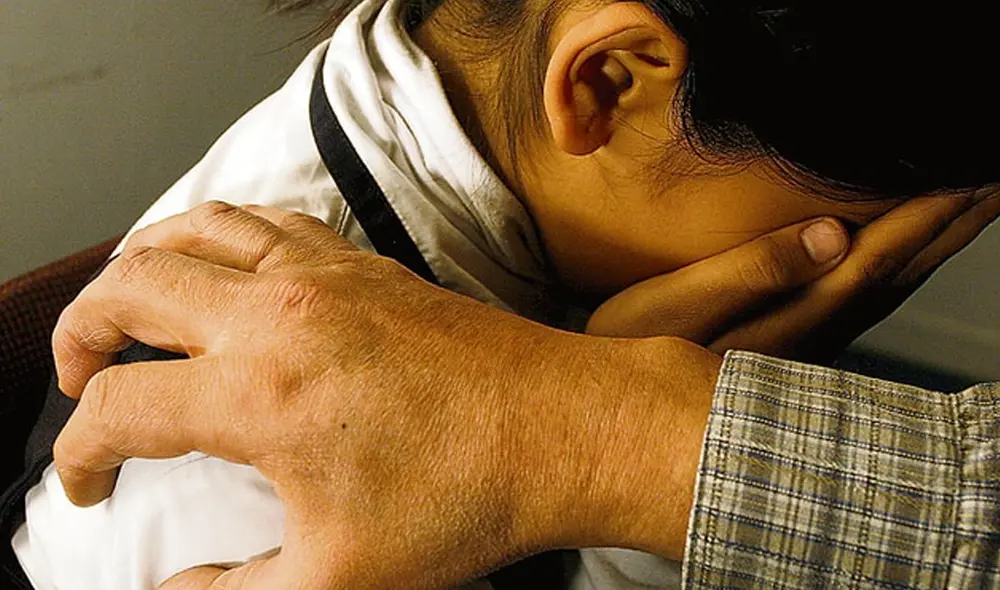 El terrible suceso se conoció cuando la madre de la víctima notó pertenencias que no eran de su hija.