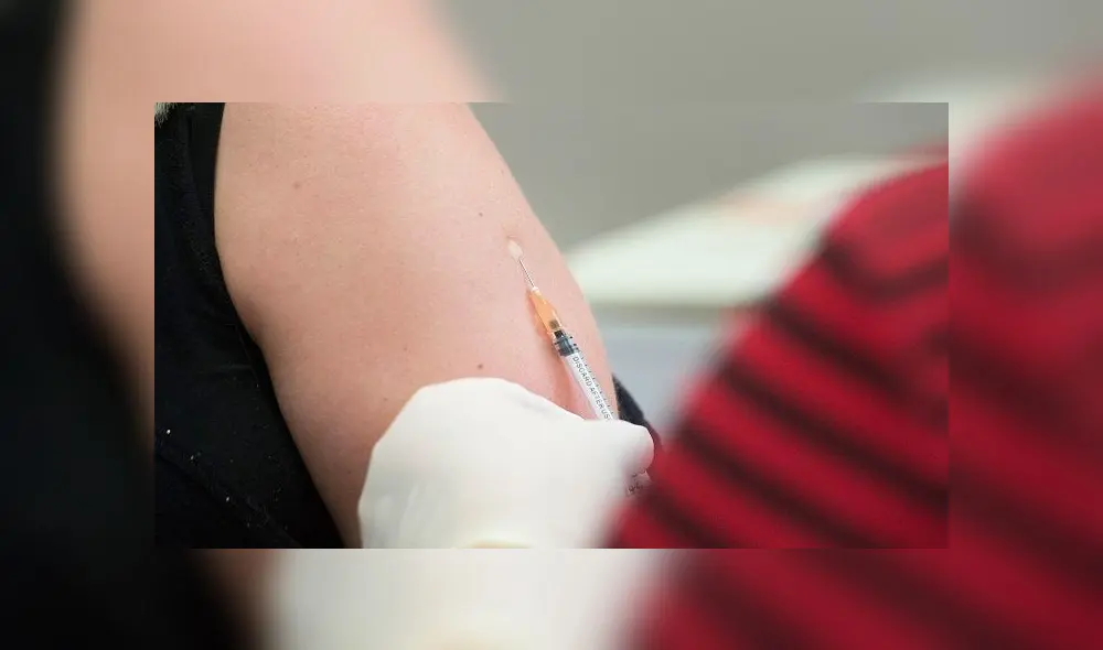 (FILES) In this file photo a volunteer is injected with a syringe containing either the vaccine or a placebo, at the start of a clinical trial being set up by TASK, a clinical research organisation based in Cape Town, to see whether the Bacillus Calmette-Guerin (BCG) vaccine, which is given to babies in the country to protect them against tuberculosis, helps limit the damage caused by COVID-19, at a Hospital in Cape Town. - The US Federal Bureau of Investigation and cybersecurity experts believe Chinese hackers are trying to steal research on developing a vaccine against coronavirus, two newspapers reported on may 11, 2020. The FBI and Department of Homeland Security are planning to release a warning about the Chinese hacking as governments and private firms race to develop a vaccine for COVID-19, the Wall Street Journal and New York Times reported. (Photo by RODGER BOSCH / AFP) (FILES) In this file photo a volunteer is injected with a syringe containing either the vaccine or a placebo, at the start of a clinical trial being set up by TASK, a clinical research organisation based in Cape Town, to see whether the Bacillus Calmette-Guerin (BCG) vaccine, which is given to babies in the country to protect them against tuberculosis, helps limit the damage caused by COVID-19, at a Hospital in Cape Town. - The US Federal Bureau of Investigation and cybersecurity experts believe Chinese hackers are trying to steal research on developing a vaccine against coronavirus, two newspapers reported on may 11, 2020. The FBI and Department of Homeland Security are planning to release a warning about the Chinese hacking as governments and private firms race to develop a vaccine for COVID-19, the Wall Street Journal and New York Times reported. (Photo by RODGER BOSCH / AFP)