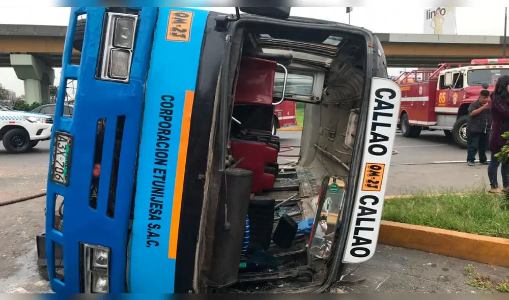 La cúster que cubre la ruta Callao-Callao llevó la peor parte tras volcarse y sus pasajeros resultar heridos. (Foto: Carlos Contreras / La República) La cúster que cubre la ruta Callao-Callao llevó la peor parte tras volcarse y sus pasajeros resultar heridos. (Foto: Carlos Contreras / La República)