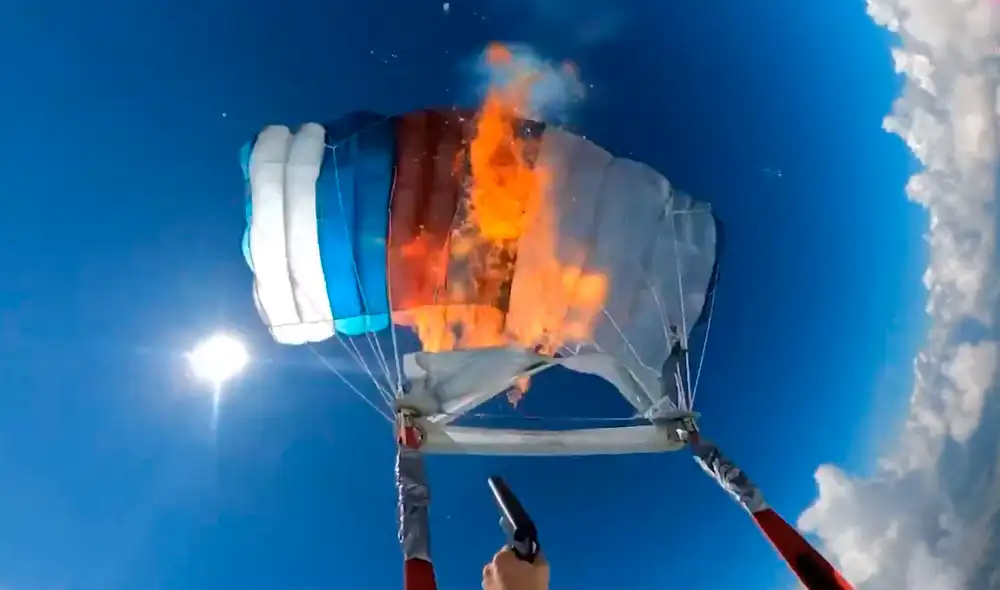 El hombre cayó en picada durante unos segundos antes de realizar el acto que lo salvaría la vida. Foto: Vídelo/YouTube