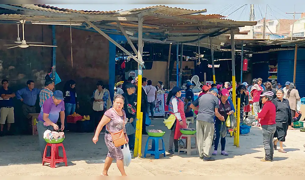 Ventas. Los informales expenden sus productos en la vía. Ventas. Los informales expenden sus productos en la vía.