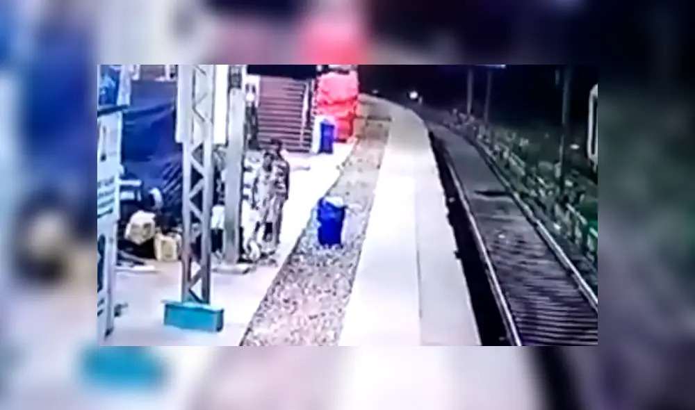 Pareja secuestra a niña en estación de tren en la India. Foto: Captura/News Nation Pareja secuestra a niña en estación de tren en la India. Foto: Captura/News Nation