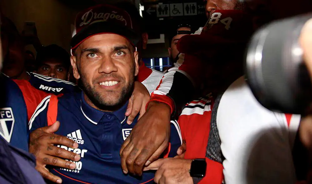 La locura en Sao Paulo se desató para recibir al multicampeón brasileño Dani Alves como flamante refuerzo del 'Tricolor'. La locura en Sao Paulo se desató para recibir al multicampeón brasileño Dani Alves como flamante refuerzo del 'Tricolor'.