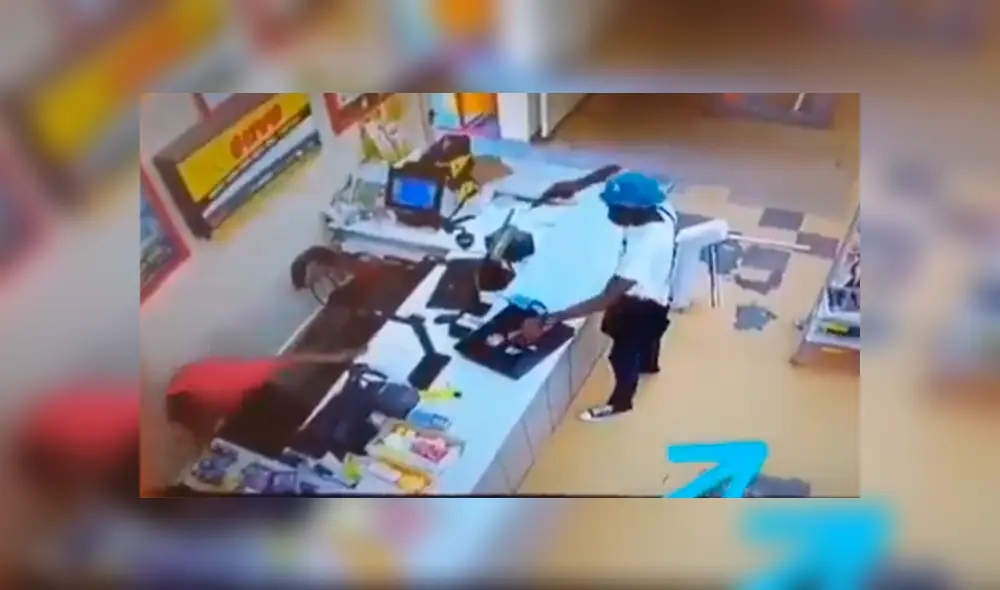 Video es viral en Facebook. Pese a que el delincuente estaba armado, el cliente fue sigilosamente tras él y logró quitarle parte del botín que estaba robando. Video es viral en Facebook. Pese a que el delincuente estaba armado, el cliente fue sigilosamente tras él y logró quitarle parte del botín que estaba robando.