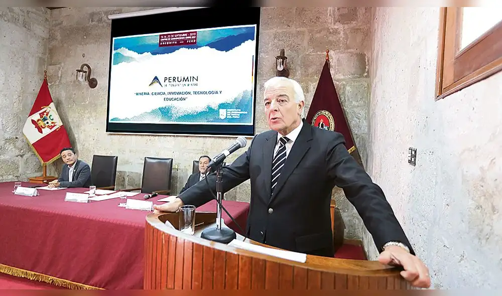 Objetivo. En esta edición de Perumin, Carlos Gálvez indicó que buscan que más de 60 mil personas participen activamente. Objetivo. En esta edición de Perumin, Carlos Gálvez indicó que buscan que más de 60 mil personas participen activamente.