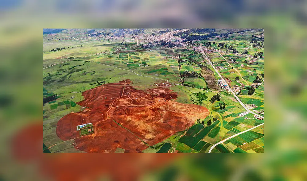 Rescate. Vista aérea del bello paraje de Chinchero y la remoción de tierra para el aeropuerto. Se teme que una urbanización caótica destruirá esta comarca. Rescate. Vista aérea del bello paraje de Chinchero y la remoción de tierra para el aeropuerto. Se teme que una urbanización caótica destruirá esta comarca.