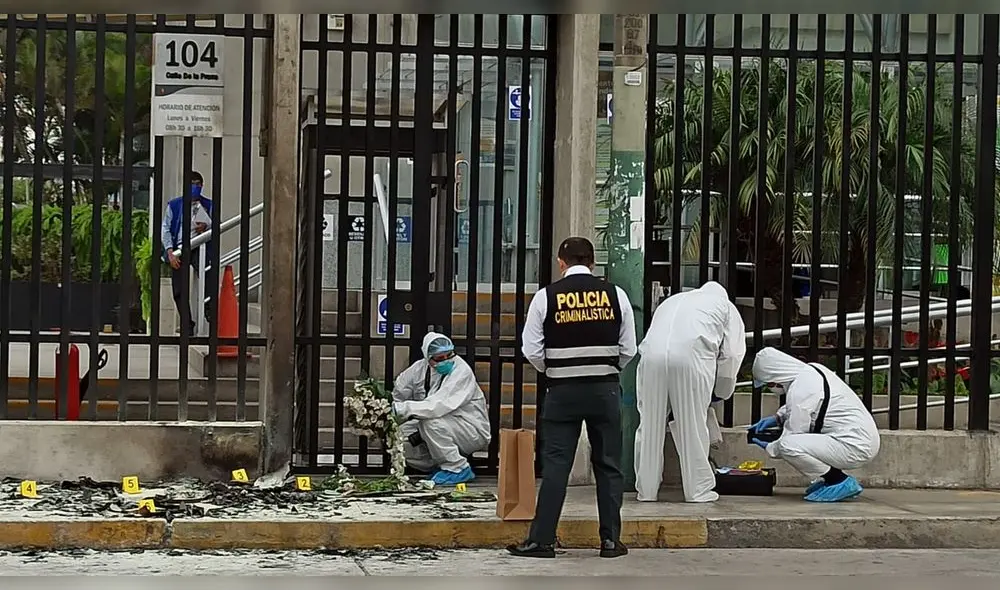 Lanzan explosivo contra puerta del Indecopi. Créditos: Jessica Merino / URPI-GLR. Lanzan explosivo contra puerta del Indecopi. Créditos: Jessica Merino / URPI-GLR.