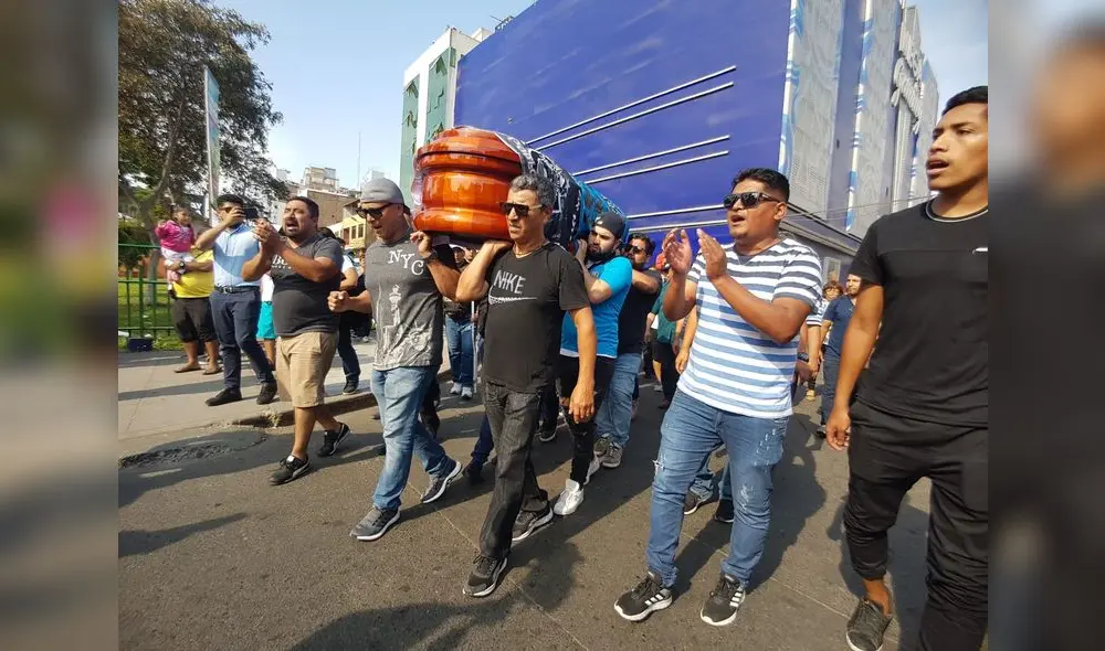 Decenas de personas acompañaron los restos de Juan Pablo Vergara para darle el último adiós. Foto: GLR.