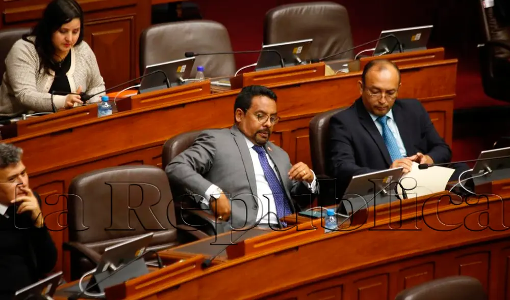 Fujimorista César Segura se puso tapones en los oídos cuando habló Marco Arana [GALERÍA]