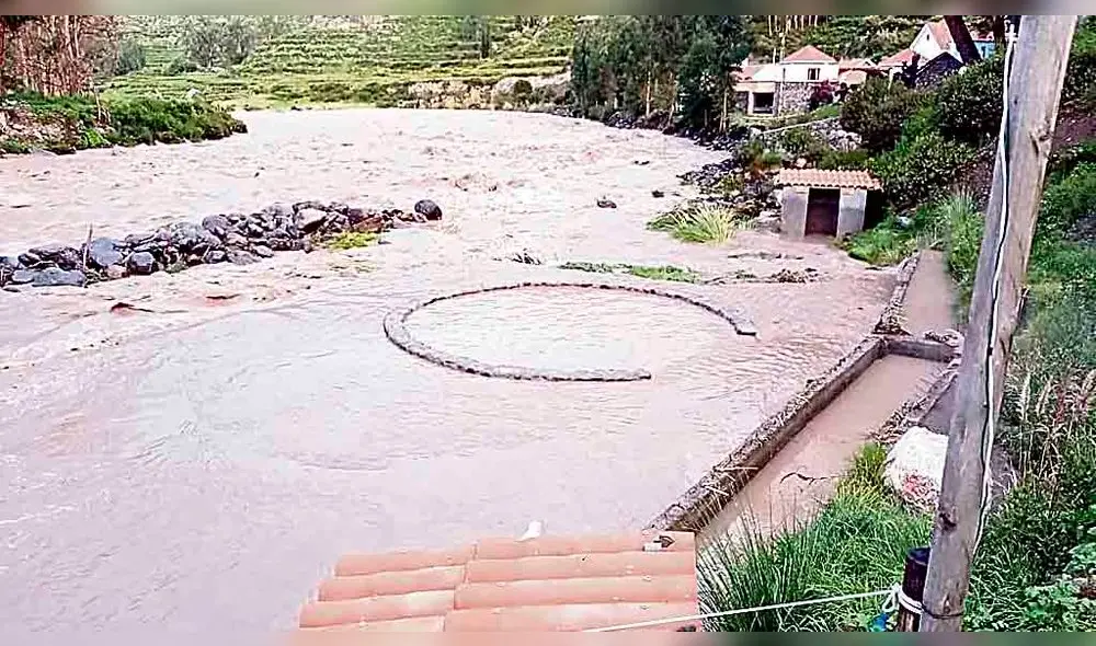 Inundación. Ayer baños de Sallihua fueron afectados por el desborde del río Colca. Inundación. Ayer baños de Sallihua fueron afectados por el desborde del río Colca.