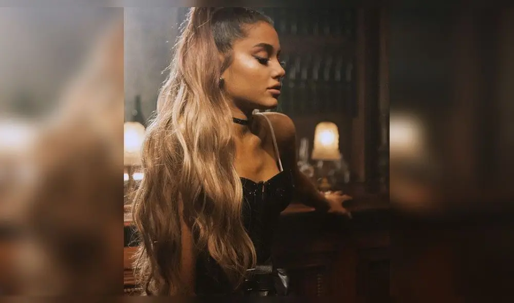 Ariana Grande besa en la boca a mujer y fans enloquecen con escena [FOTOS]