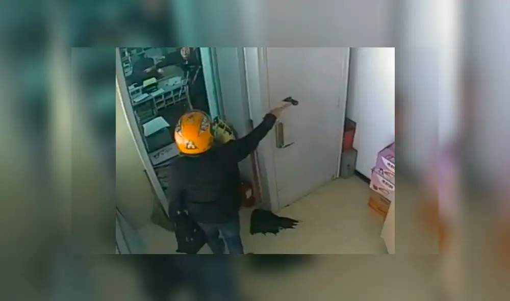 Ladrón golpea una ventana blindada con un hacha para intentar robar un banco [VIDEO]