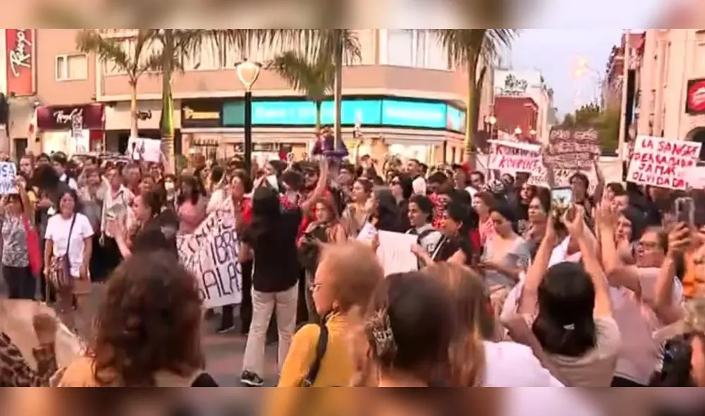 La PNP se encuentra separando ambos bandos. Foto: captura Latina Noticias