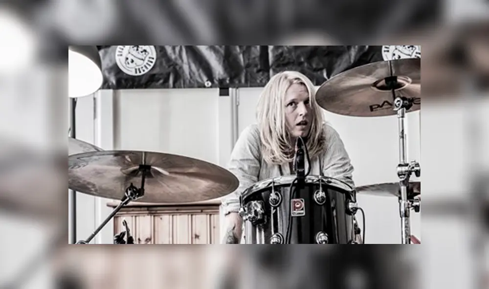 Baterista sufre derrame cerebral en vivo y sigue tocando [VIDEO]