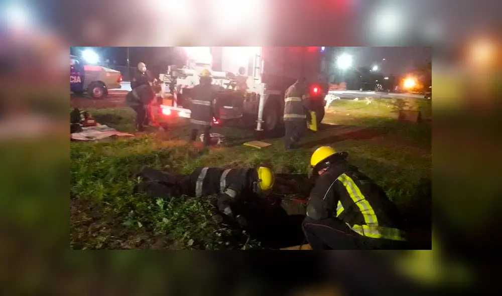 Caballo que cayó a un pozo fue sacado por los bomberos con una grúa. Foto: Clarín Caballo que cayó a un pozo fue sacado por los bomberos con una grúa. Foto: Clarín