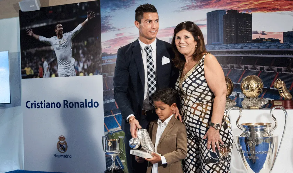 Cristiano Ronaldo se conmovió al enseñarle a su hijo mayor el lugar donde vivió cuándo tenía 12 años. | Foto: EFE