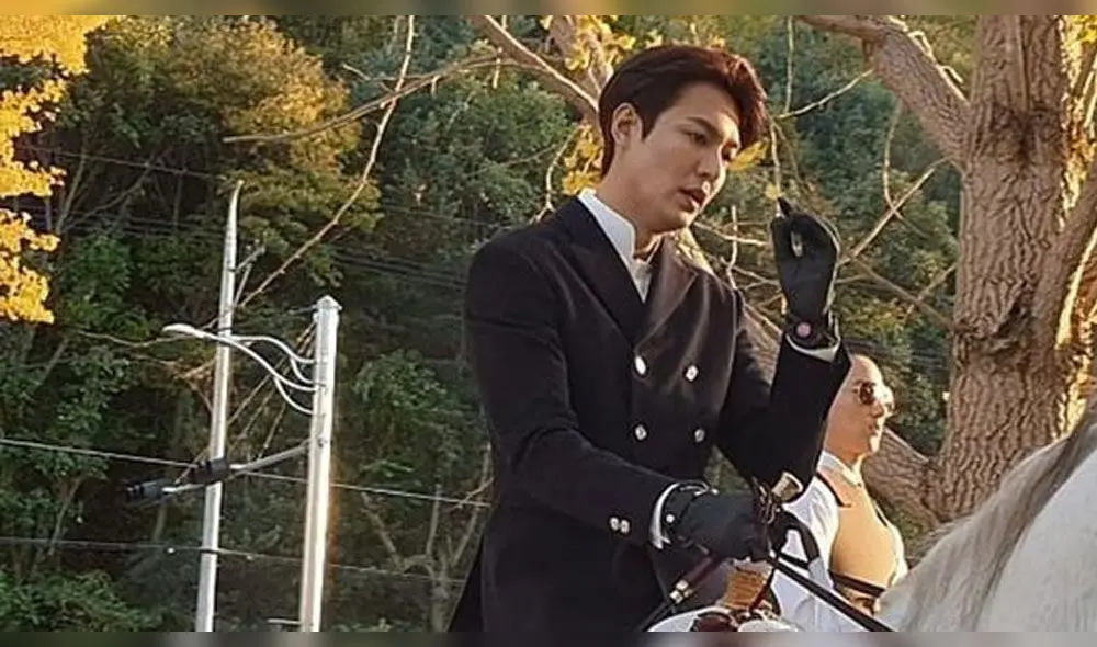 Desliza para ver más fotos de Lee Min Ho y Kim Go Eun en The king: Eternal monarch.