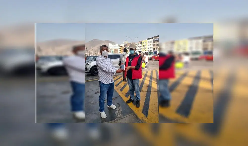 Maestro le regala celular a alumno para que pueda realizar sus clases virtuales. /Crédito: Cortesía.