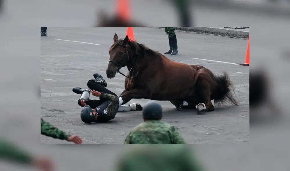 Jinete y su caballo sufren dura caída durante desfile aniversario de la Revolución Mexicana [VIDEO]