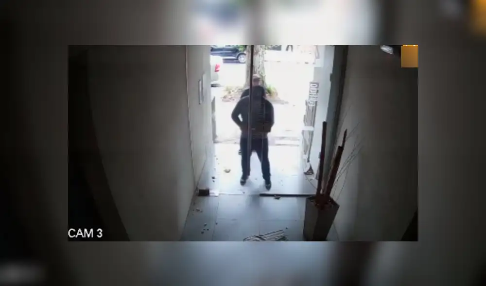 Los ladrones salieron del edificio en medio de los gritos de los vecinos. (Foto: captura)
