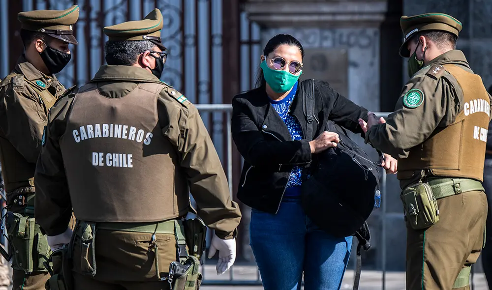 Soldados y policías chilenos en un punto de control durante la cuarentena total obligatoria debido a la nueva pandemia de coronavirus COVID-19 en Santiago. | Foto: Martin Bernetti / AFP