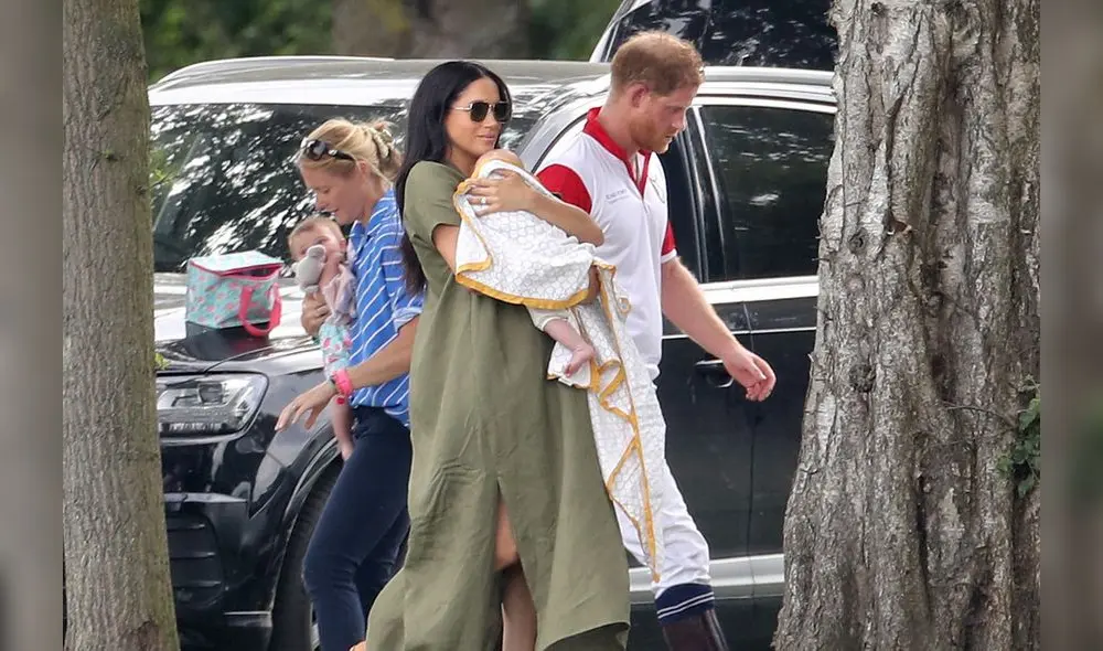 La familia real causa polémica por manta que cubrió al bebé Archie en aparición pública