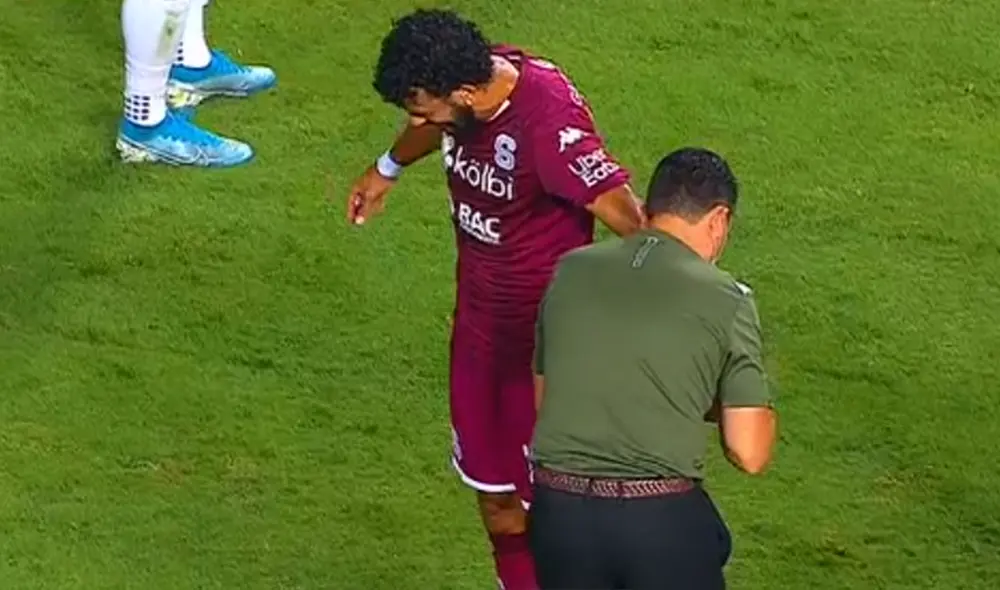 Barrantes no pudo evitar los gestos de dolor cuando le acomodaron el dedo dislocado. Foto: Captura de video/ESPN.