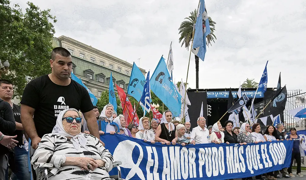 Preside. Hebe de Bonafini (izq.) en la ‘Marcha de Resistencia’, en la plaza de Mayo de Buenos Aires, en noviembre del 2019. Foto: difusión Preside. Hebe de Bonafini (izq.) en la ‘Marcha de Resistencia’, en la plaza de Mayo de Buenos Aires, en noviembre del 2019. Foto: difusión