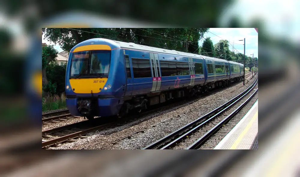 Mujer agrede sexualmente a dos hombres en tren y policía la detiene ‘infraganti’ [VIDEO]