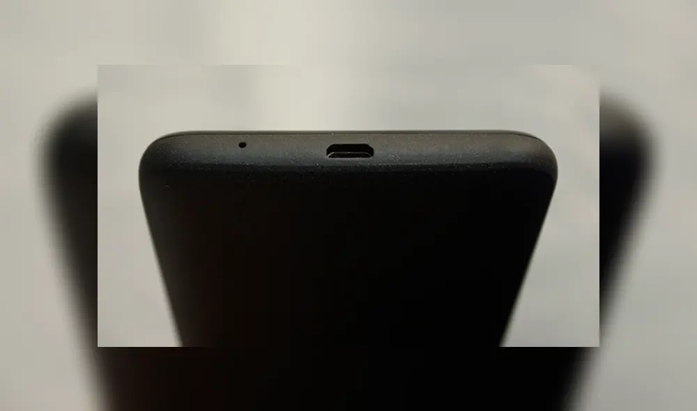 En la parte de abajo tenemos un puerto micro USB y el micrófono.| Foto: Carol Larrain