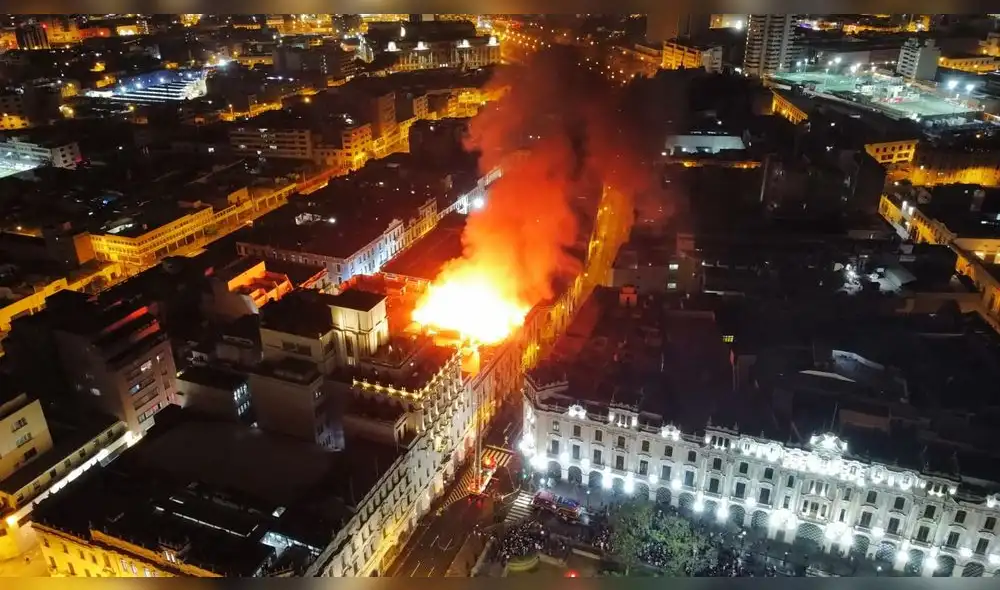 Cercado de Lima: se registra incendio de grandes proporciones cerca a la plaza San Martín
