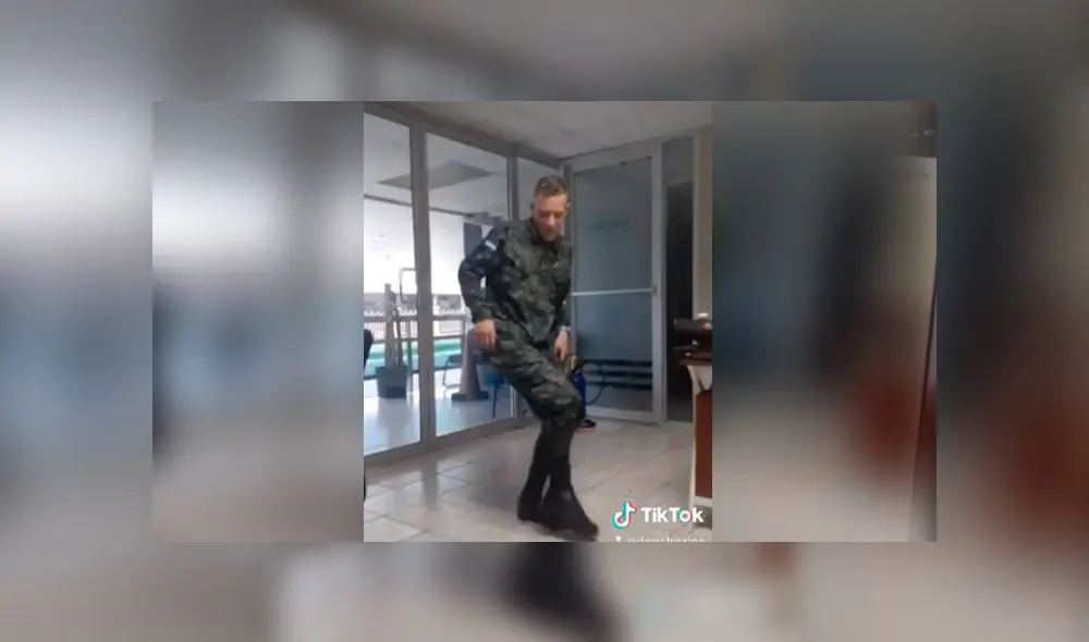 Desliza las imágenes para ver el peculiar baile que hizo un militar hondureño y por el cual fue expulsado del ejército. Foto: Don Chezina