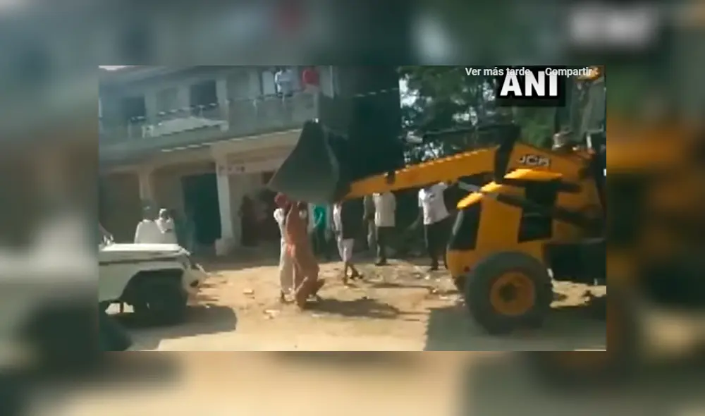 Anciana se enfrenta y vence a una excavadora para que no derrumbe su casa [VIDEO]