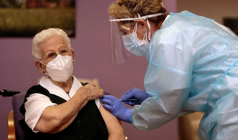 Araceli Hidalgo de 96 años, asegura que ni sintió el pinchazo de la vacuna. Foto: EFE Araceli Hidalgo de 96 años, asegura que ni sintió el pinchazo de la vacuna. Foto: EFE