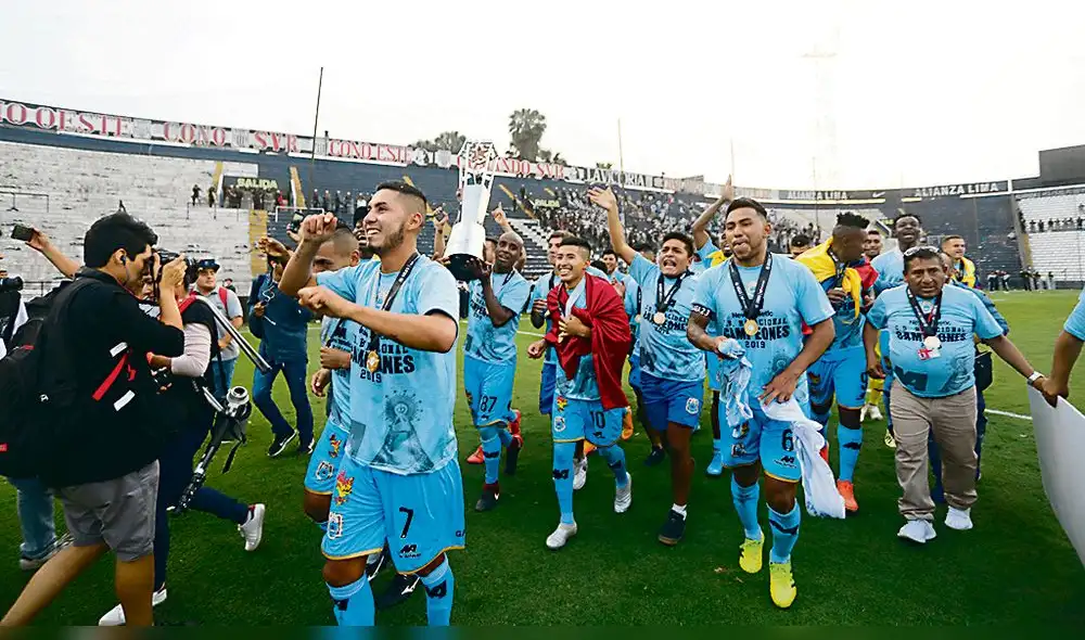 la vuelta del campeón. Festejo en Matute y Polar con la bandera de Arequipa.