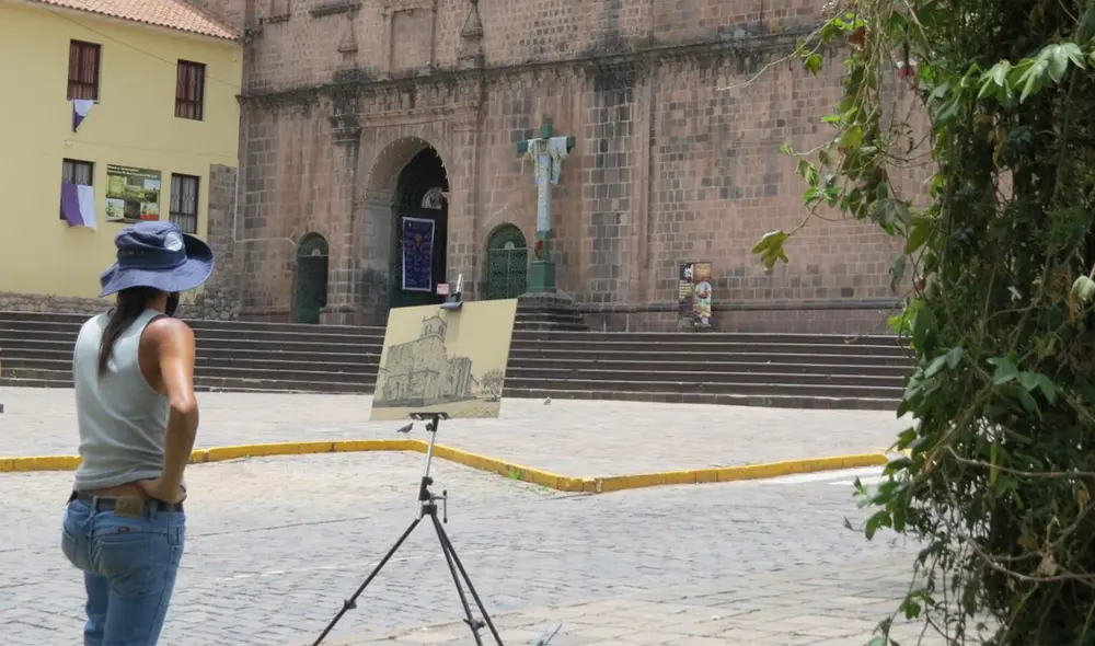Los artistas haciendo lo suyo con los templos coloniales del centro. Foto: La República