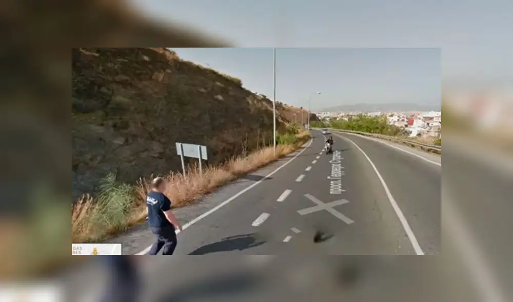 Desliza las imágenes para ver la increíble escena que registró Google Maps en una carretera de España. Foto: Google Desliza las imágenes para ver la increíble escena que registró Google Maps en una carretera de España. Foto: Google