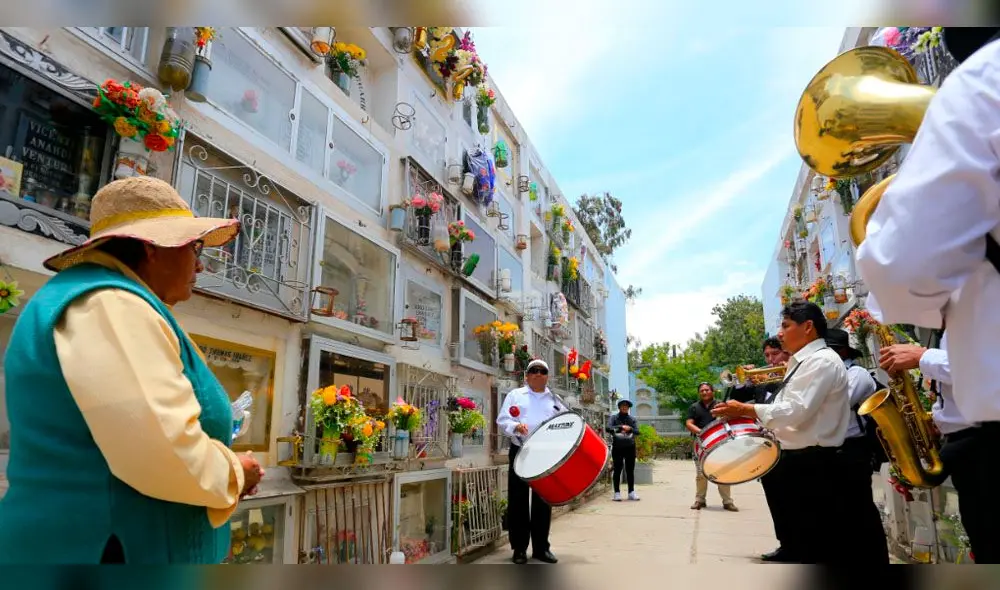 Música y oración en el Día de Todos los Santos en Arequipa. Fotógrafo: Oswald Charca. Música y oración en el Día de Todos los Santos en Arequipa. Fotógrafo: Oswald Charca.