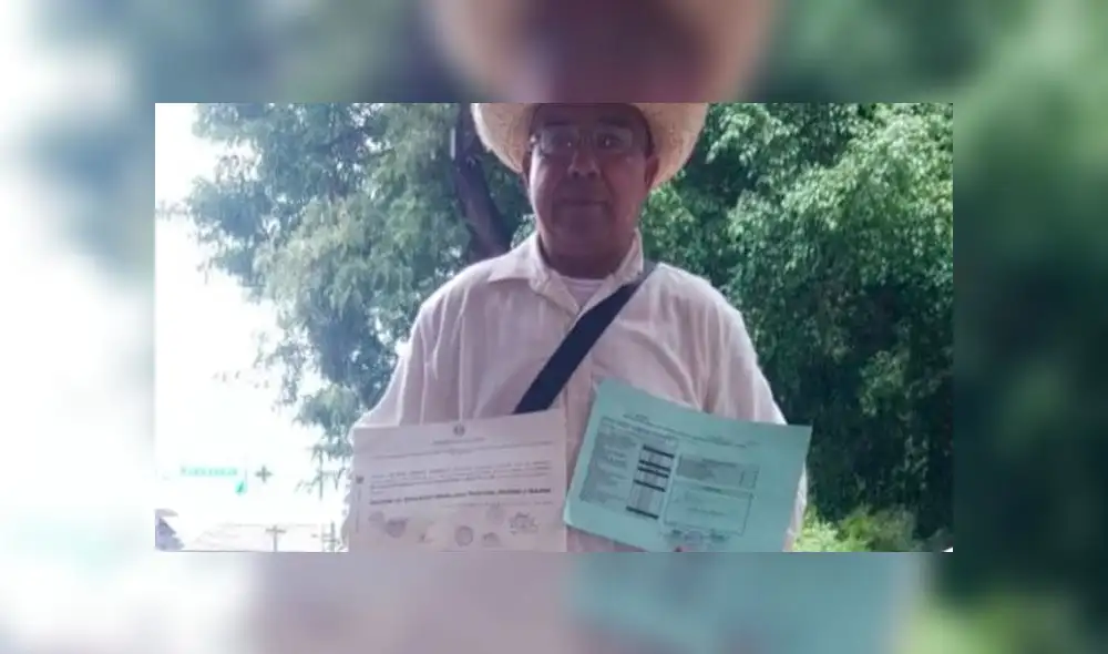 Regalan beca a heladero de 52 años y podrá cumplir su sueño de tener un título universitario