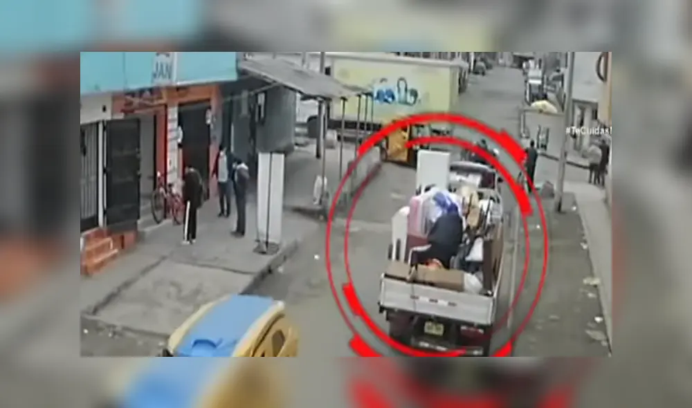 Las choferes de otros vehículos se percataron del hecho en plena vía pública. Foto: captura.